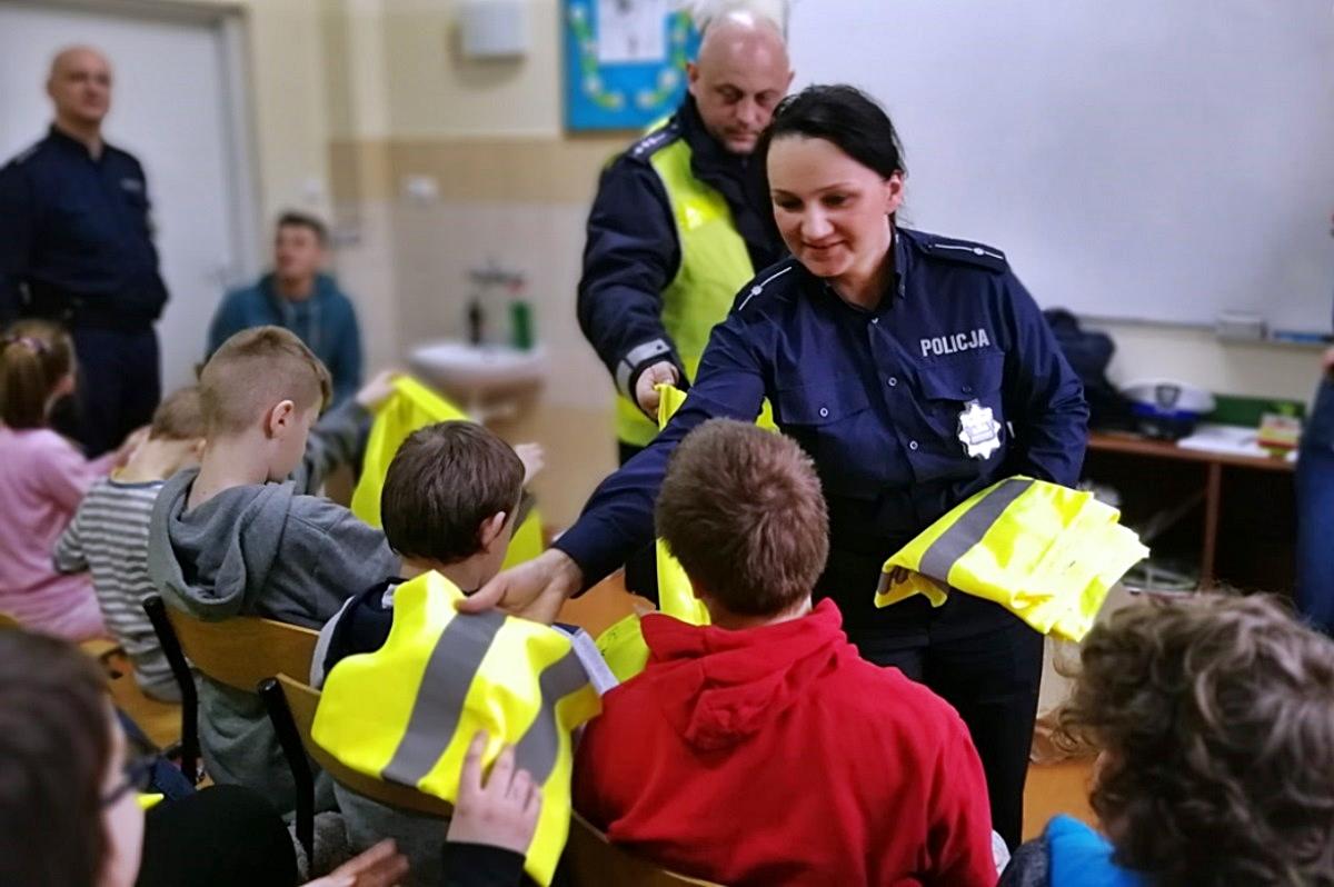 Policjanci weszli do szpitala z naręczem kamizelek odblaskowych. Co z nimi zrobili?