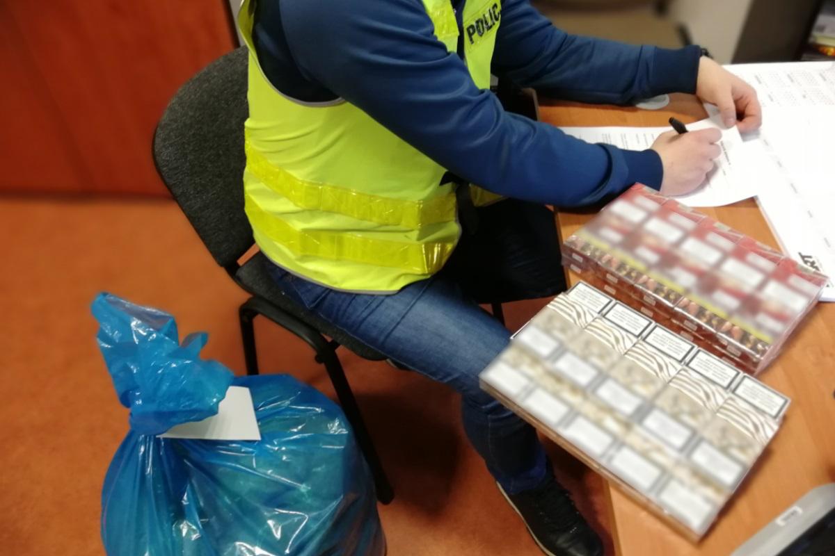 W Jeżewie policjanci zarekwirowali tytoń i papierosy. Do kogo należał towar?