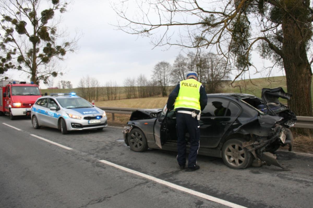 25-letni kierowca bmw trafił do szpitala. Sprawdzamy co było przyczyną wypadku w Przysiersku [ZDJĘCIA]