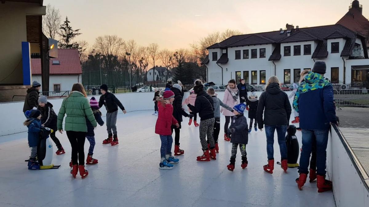 TESTUJEMY: Z jazdą na łyżwach ma to nie wiele wspólnego, ale lodowisko w Świeciu i tak cieszy się powodzeniem