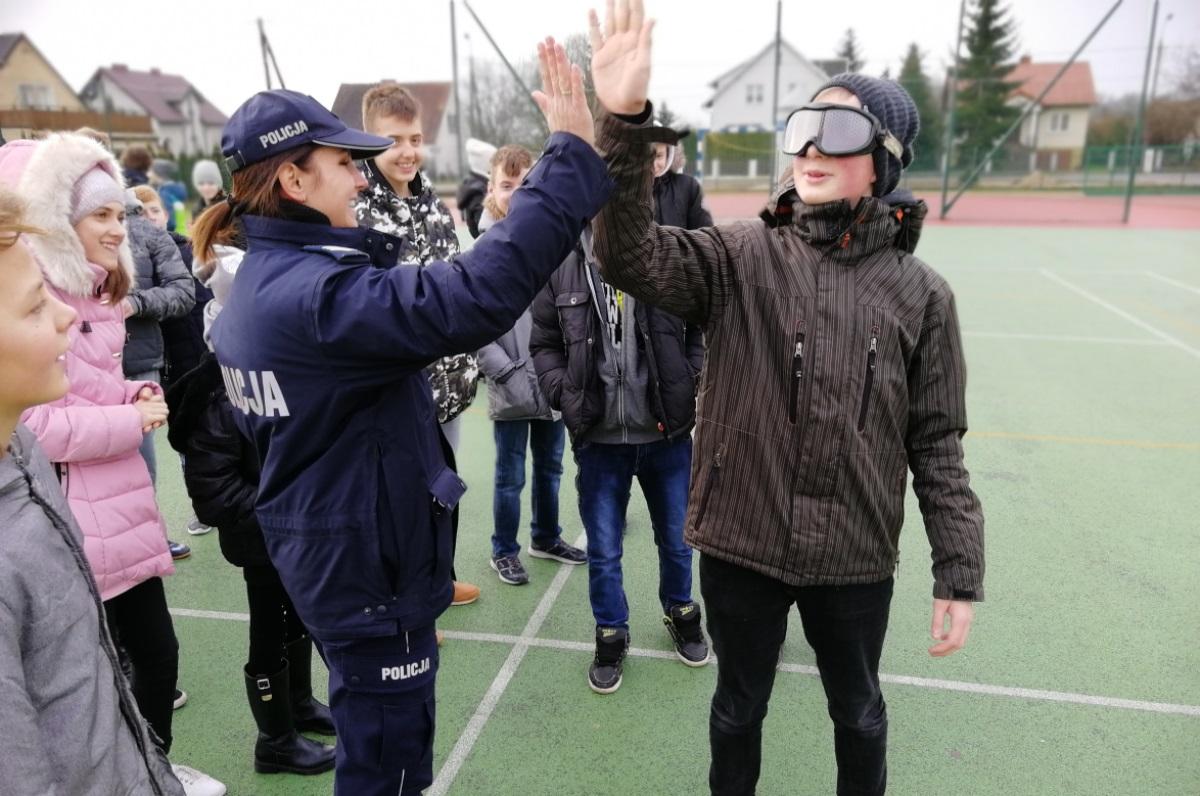Policjanci przekonywali do jazdy na sztucznym lodowisku. 