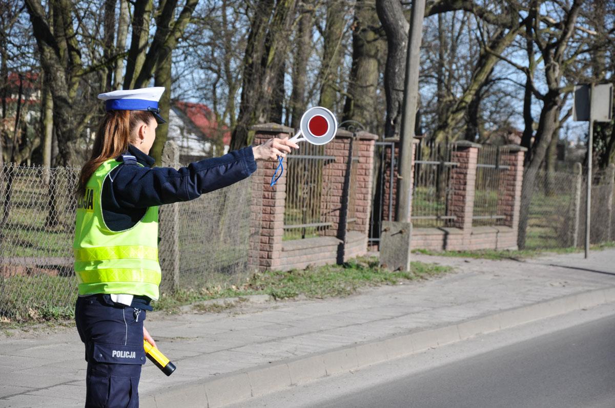 Czy policjant może wystawić mandat za nieświecącą żarówkę w samochodzie? Rozwiewamy wątpliwości