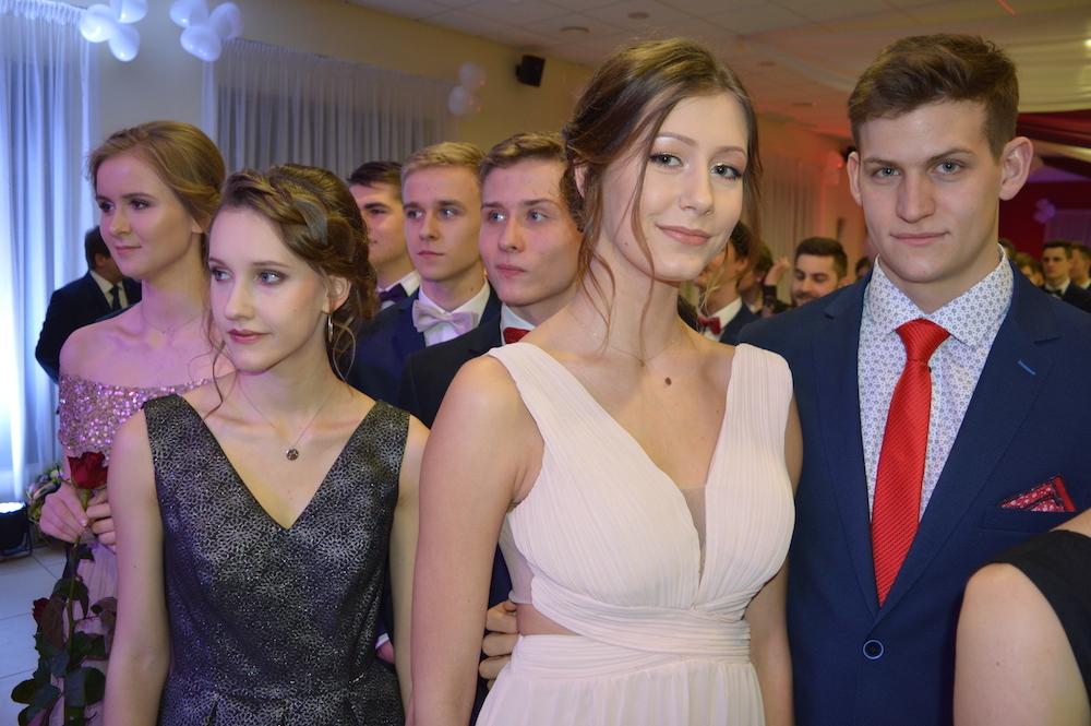 Pierwszy bal maturzystów z „czerwonego”. Jakie kreacje dominowały w tym roku? [ZDJĘCIA]