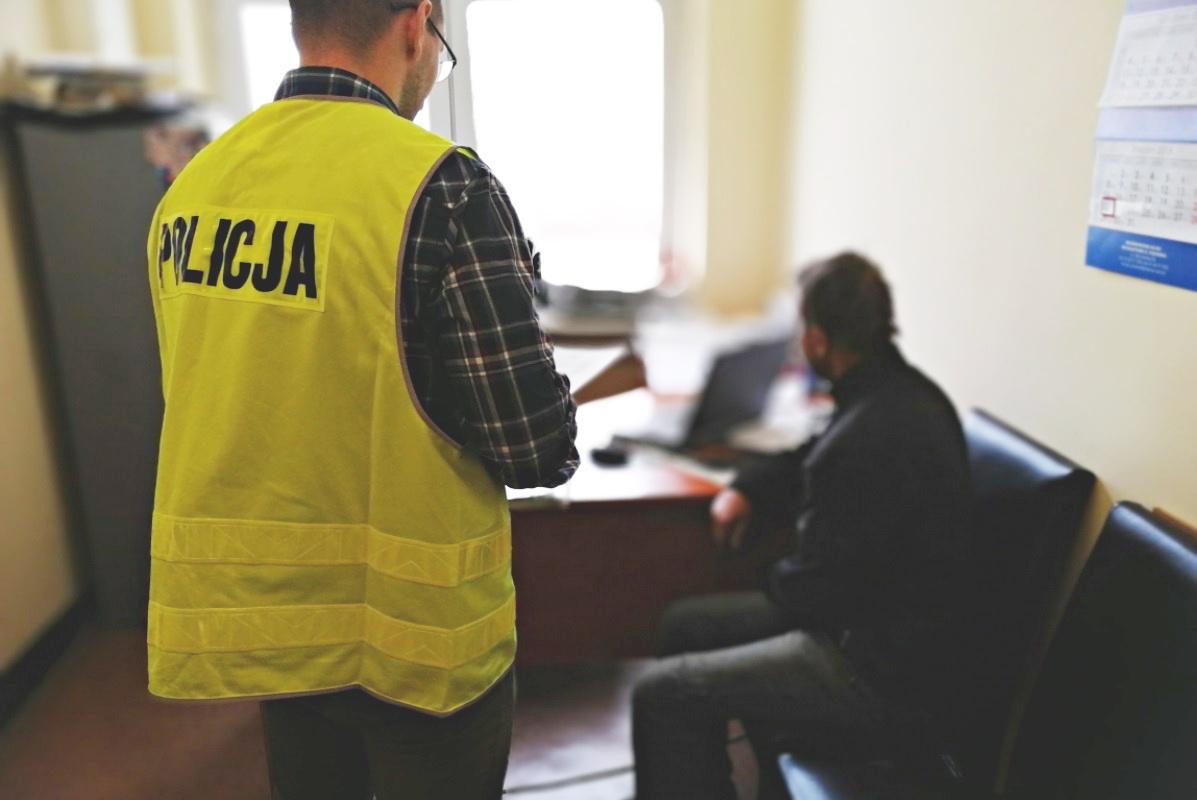Nocny pościg na ulicach Świecia. Pijany kierowca wjechał w radiowóz