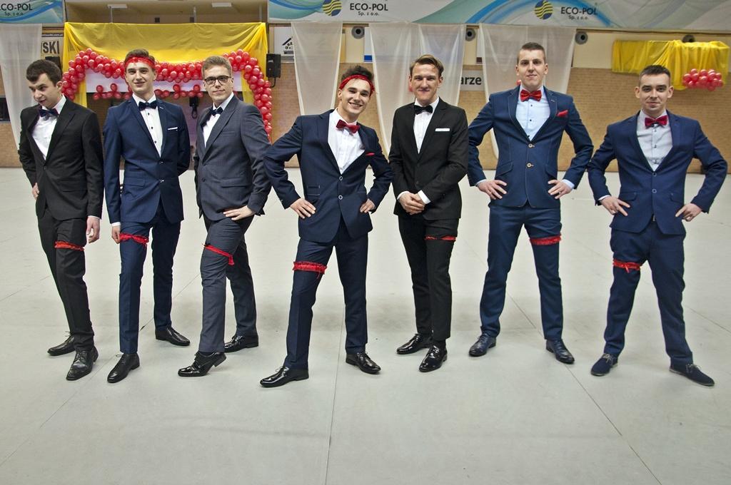 Największa studniówka w powiecie świeckim. Maturzyści też z podwiązkami? [ZDJĘCIA]
