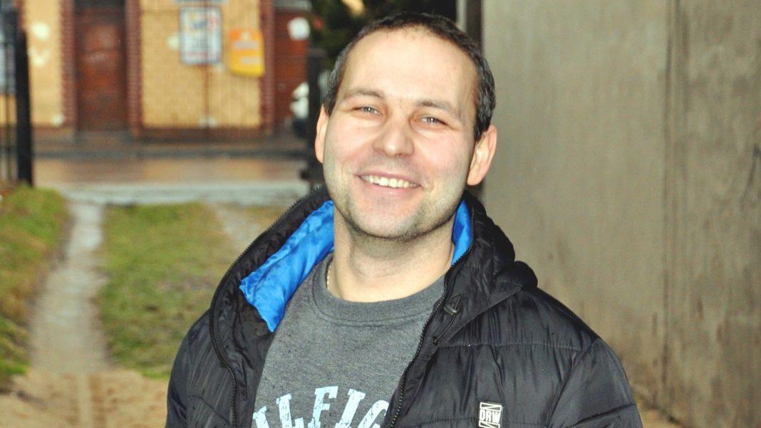 Maciej Chareński dba o to by bezdomni meli gdzie się podziać w czasie mrozów. Uspokajają go rybki [SYLWETKA]