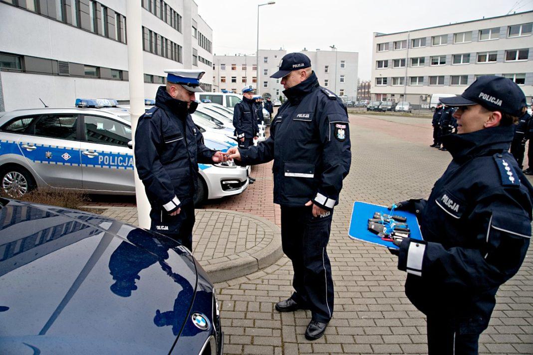 Policja ma nowe samochody za setki tys. zł. Do Bydgoszczy trafi bmw, do Świecia „kijanka” [ZDJĘCIA]