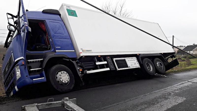 Ciężarówka z mięsem zawisła na skarpie. Sprawdzamy jak do tego doszło [ZDJĘCIA]