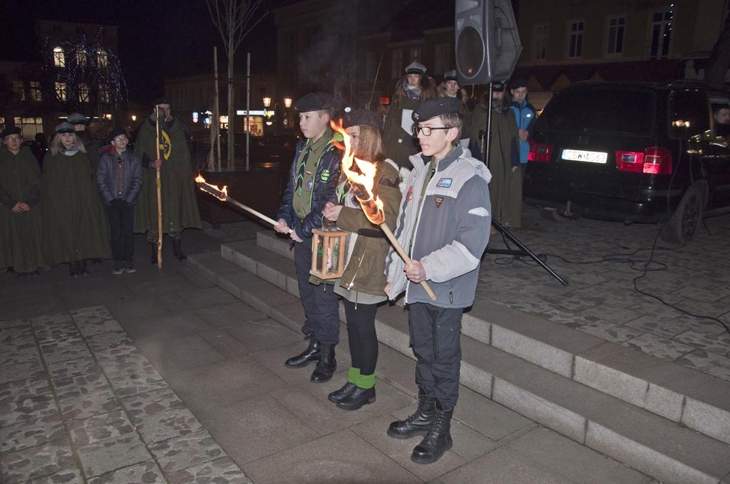 Światłem z Betlejem dzielili się w Świeciu harcerze ZHP z mieszkańcami [ZDJĘCIA]