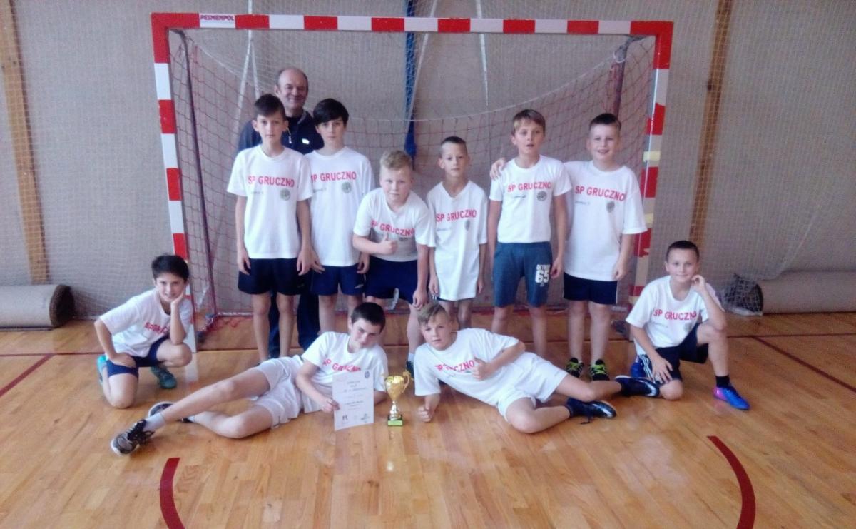 Dziewczęta z SP nr 1 Świecie i chłopcy  z SP Gruczna grają najlepiej w gminie w szczypiorniaka