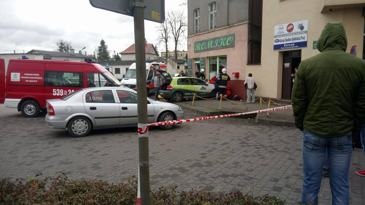 Po zderzeniu z oplem, golf wpadł na chodnik i poturbował dwóch przechodniów w Osiu