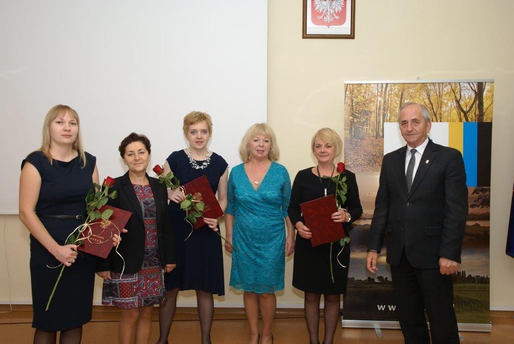 Nauczyciele nagrodzeni przez świeckiego Starostę  [ZDJĘCIA]