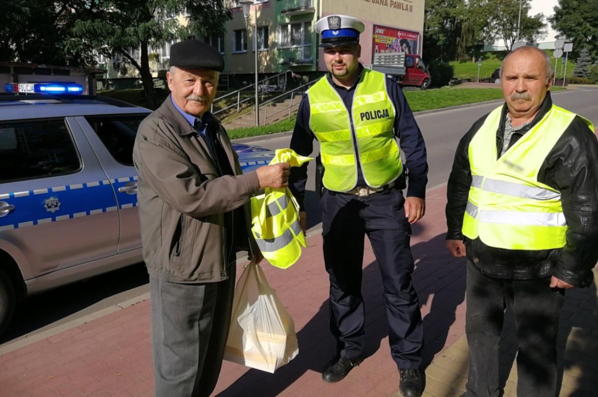 Policjanci rozdają w Świeciu prezenty. Kto i co dostał od drogówki?