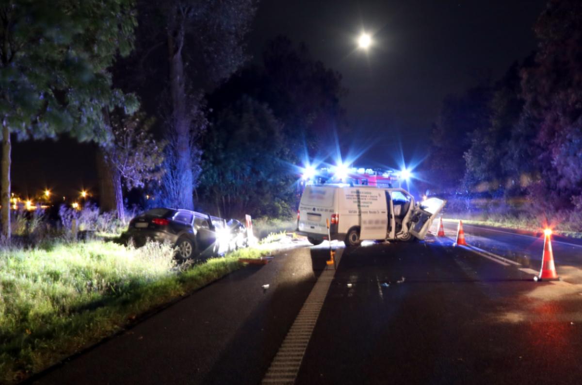 Wyprzedzał na ciągłej w Warlubiu. Po zderzeniu czołowym trzy osoby trafiły do szpitala
