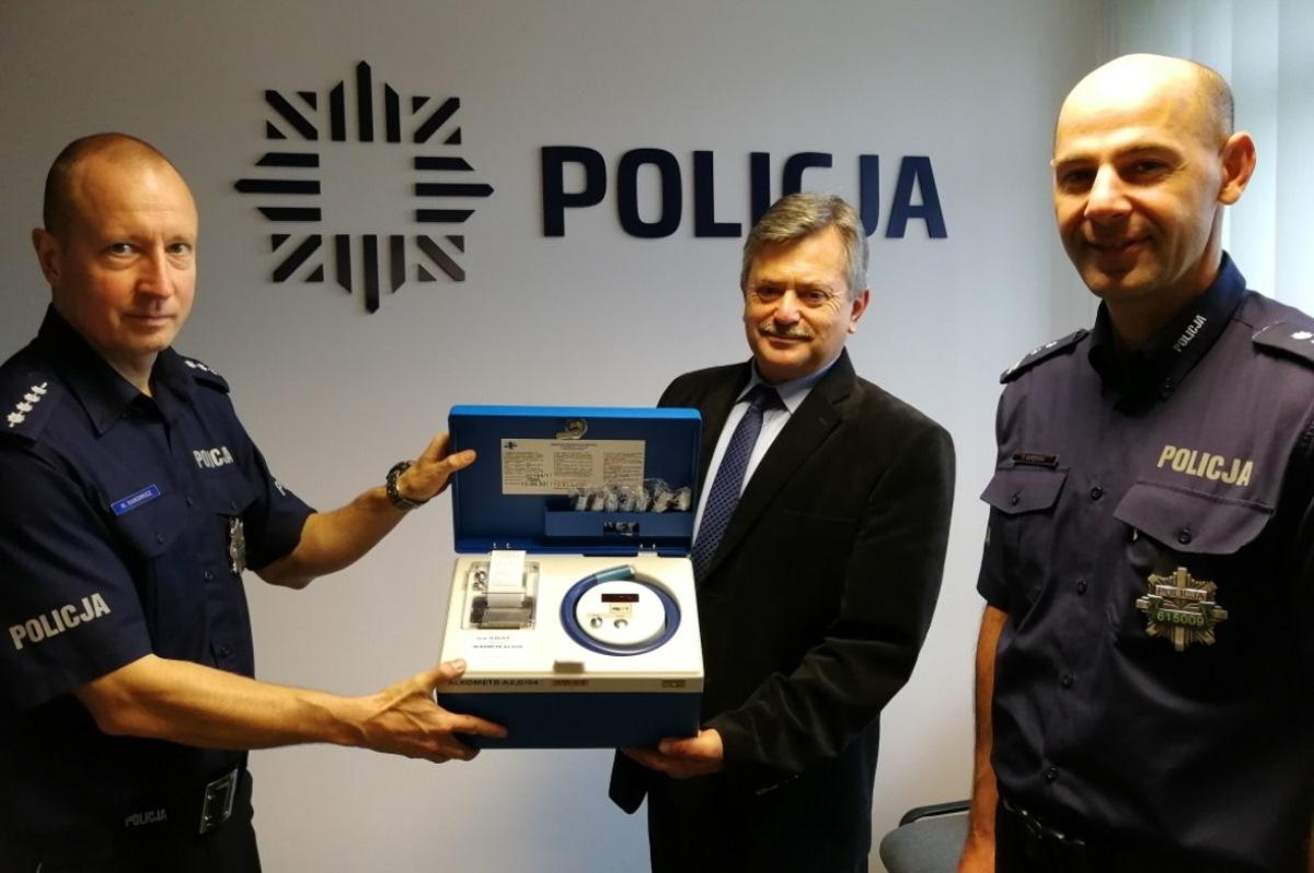 Policjanci z Bukowca dostali nowy alkometr. Kto sprawił im ten prezent?