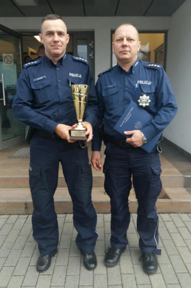 Policjanci Zamorowski i Godlewski na podium