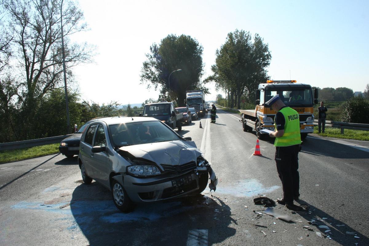 Wypadek w Głogówku. Troje dorosłych i pięciomiesięczne dziecko w szpitalu[PILNE]