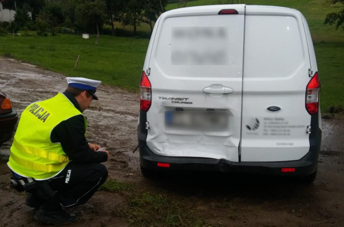 Kolizja w Grucznie z udziałem trzech aut: seat uderzył w forda, chevrolet w seata