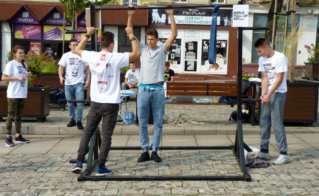580 podciągnięć na drążku zaliczono podczas pierwszej edycji World Pull-Up Day w Świeciu [ZDJĘCIA]