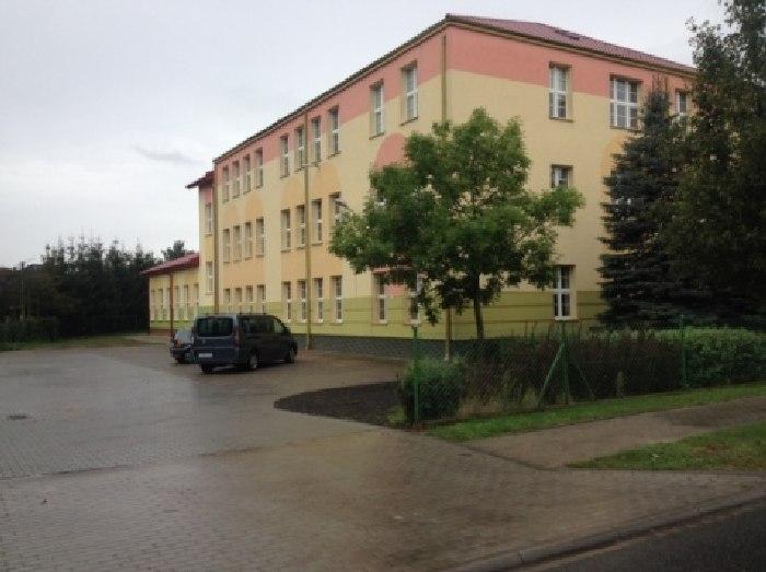 W Pruszczu oddano do użytku nowy parking, ale bez wymalowanych miejsc postojowych