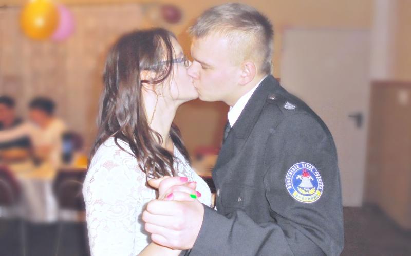 Poznali się nad ranem, trafili na siebie zupełnie przypadkiem. Mateusz oświadczył się Sandrze nad morzem