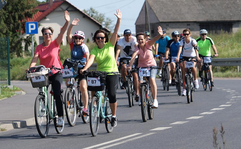 Mnóstwo kolorowych rowerzystów na trasie 28-kilometrowego rajdu  [ZDJĘCIA]