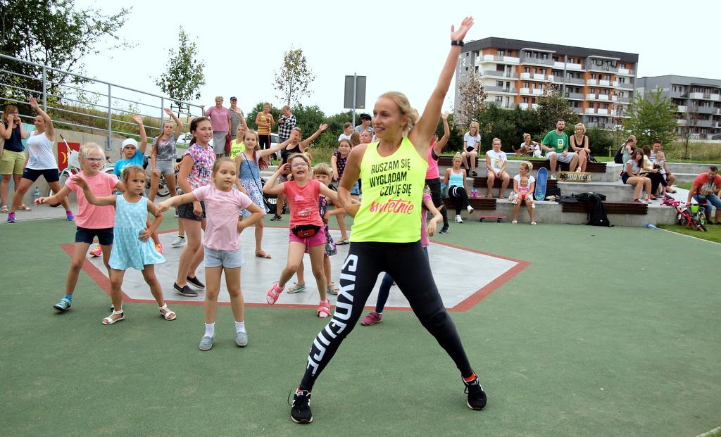 Nowy skatepark tętni życiem. Skoki na desce, szaleństwo na rowerach, a nawet taniec na rurze [ZDJĘCIA]