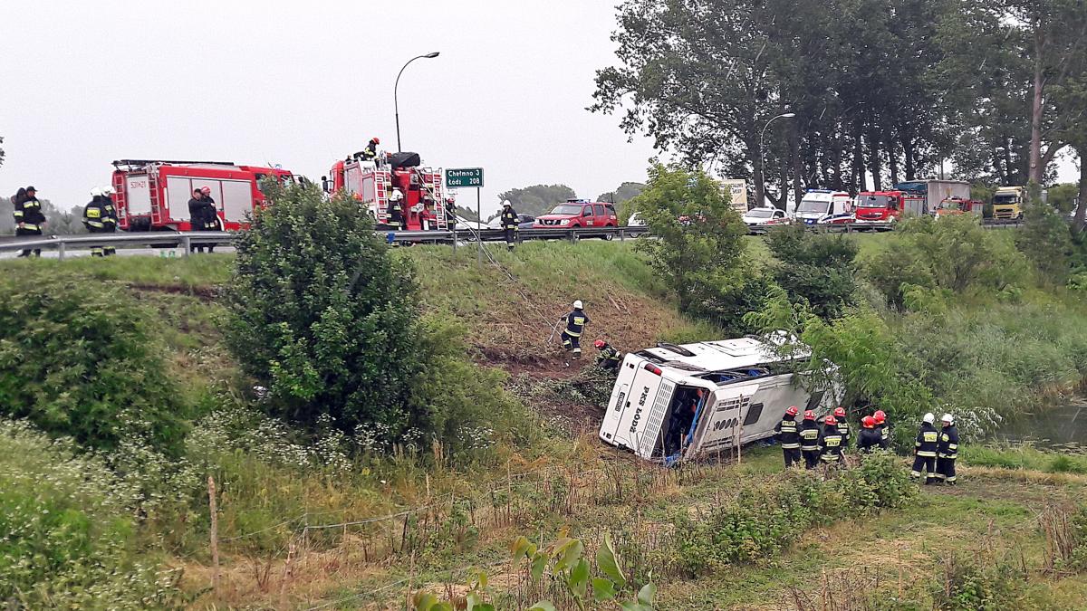 Wypadek w Głogówku. Droga zablokowana. Są ranni. Dachował autokar [AKTUALIZACJA]