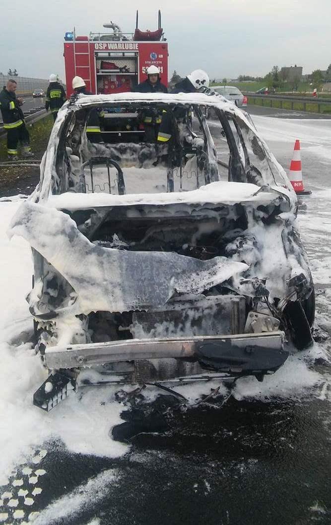 Czteroosobowa rodzina uciekła z auta, które po chwili stanęło w płomieniach