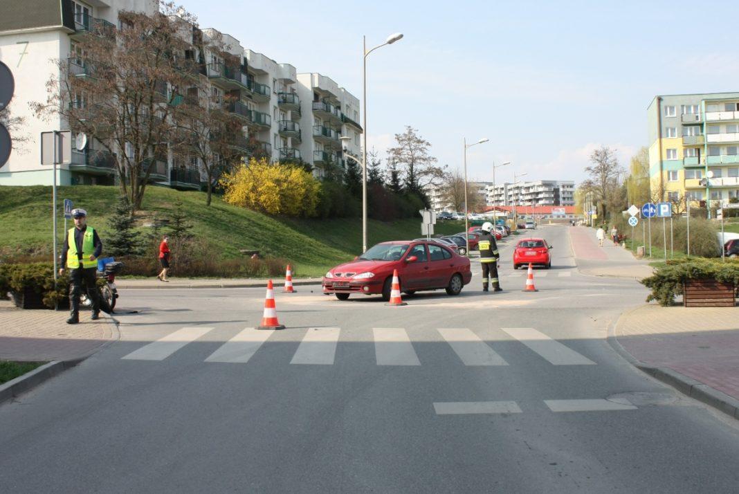Motorowerzysta poszkodowany w wypadku na al. Jana Pawła trafił do szpitala