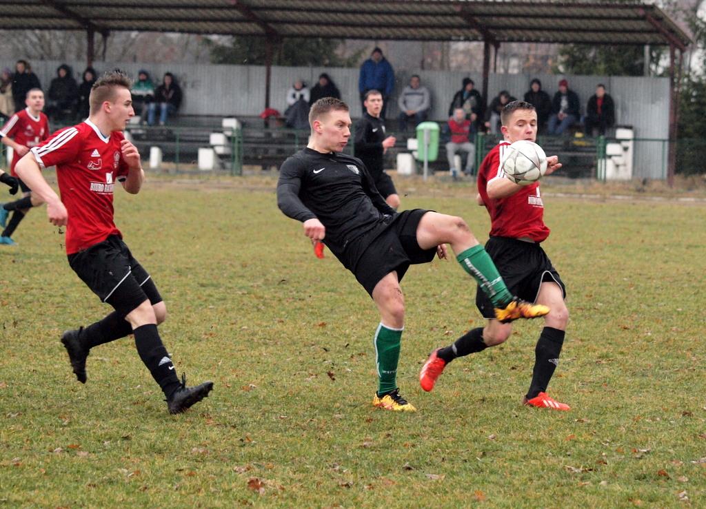 Deszczowe derby dla lidera z Przechowa [ZDJĘCIA]