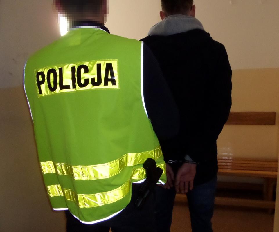 20-latek miał przy sobie marihuanę. W mieszkaniu trzymał amunicję