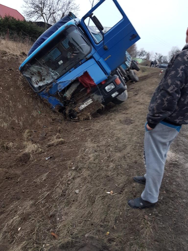 Kierowca tira wjechał do rowu