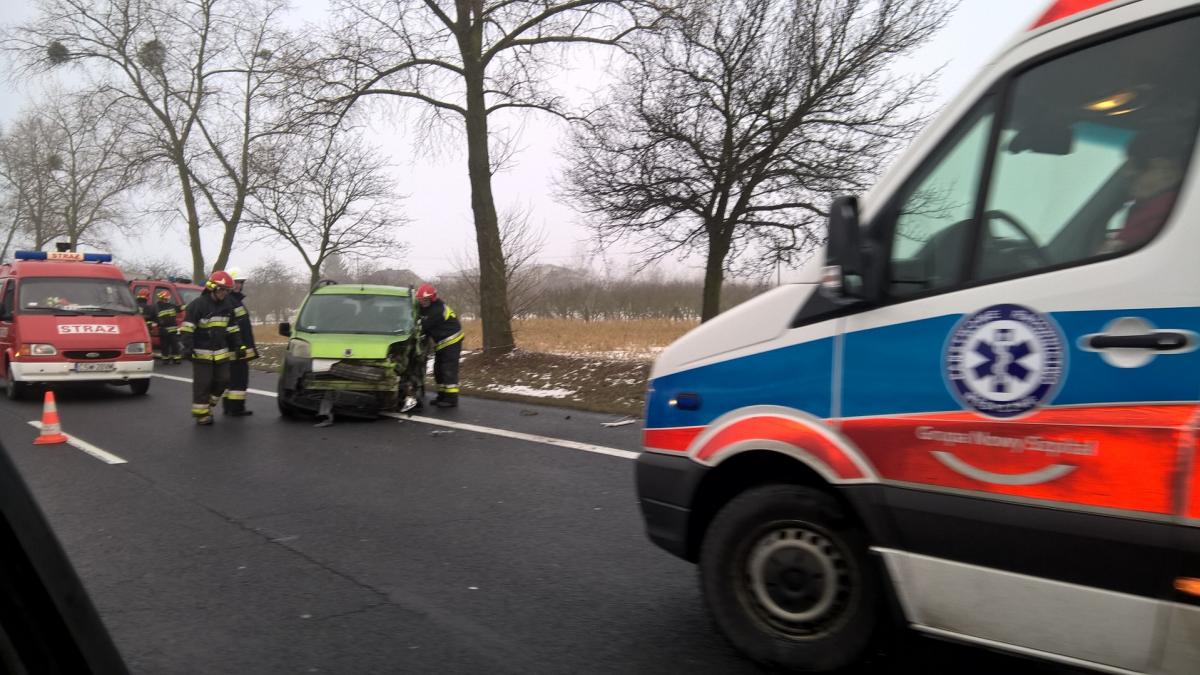 Trzy kolizje w ciągu pół godziny na naszych drogach. Straż miała dziś rano mnóstwo pracy [ZDJĘCIA]
