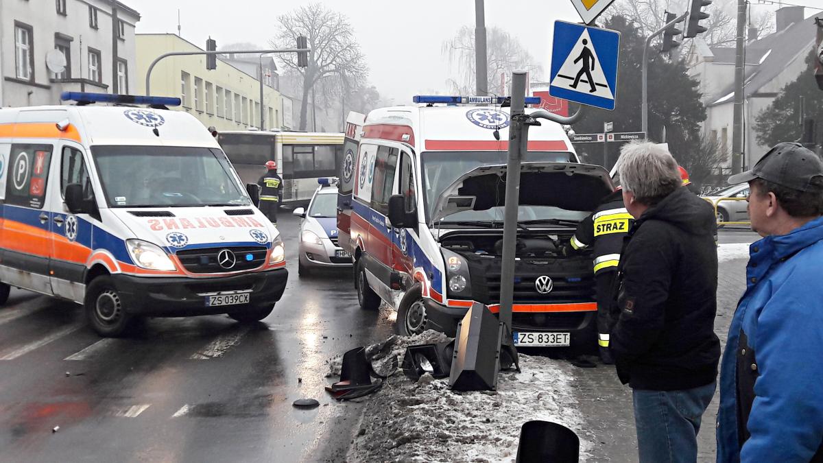 PILNE: Rozbita karetka w centrum Świecia