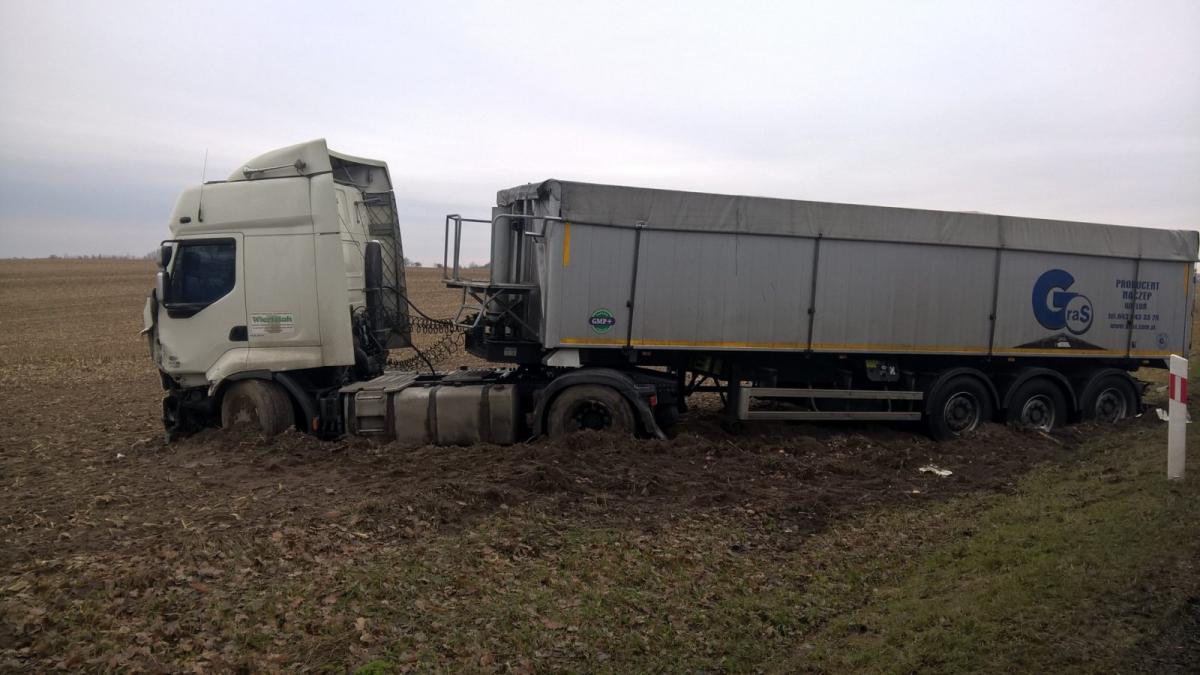 Tir wjechał w pole
