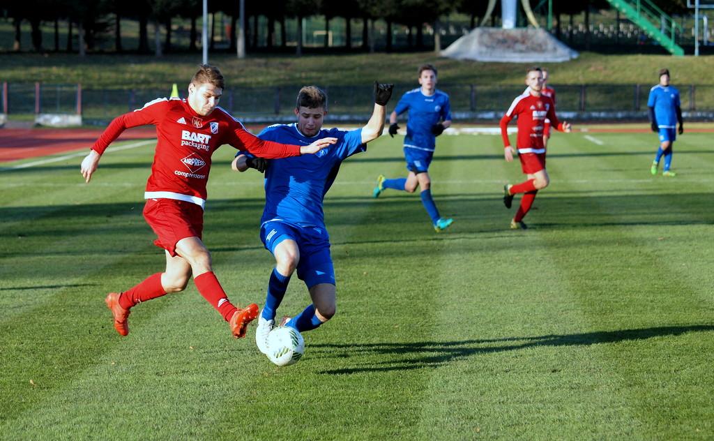 Piłkarskie ostatki na trawie. Derby w Świeciu