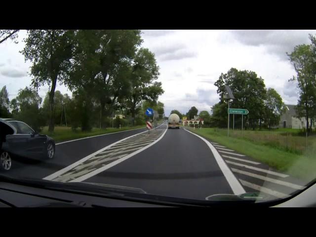Brawurowa jazda w Zbrachlinie. Ten kierowca BMW straci prawo jazdy [WIDEO]
