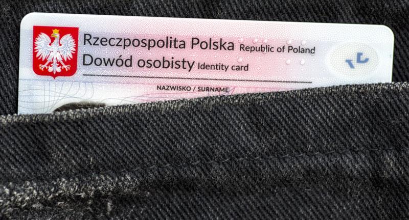 PILNE: Policjanci ze Świecia złapali oszusta wyłudzającego kredyty na dowody osobiste innych osób
