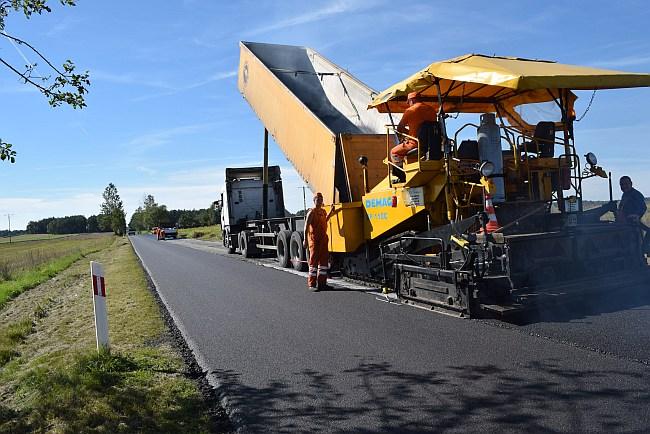 Koniec z betonowymi płytami na drodze z Osia w kierunku Warlubia