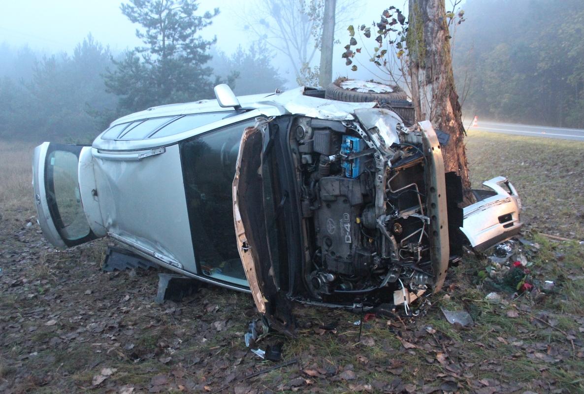 Toyota Avensis dachowała na krajowej piątce. Jedna osoba w szpitalu [ZDJĘCIA]