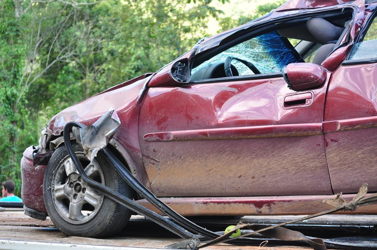 19-latek pod wpływem alkoholu nie opanował BMW na zakręcie