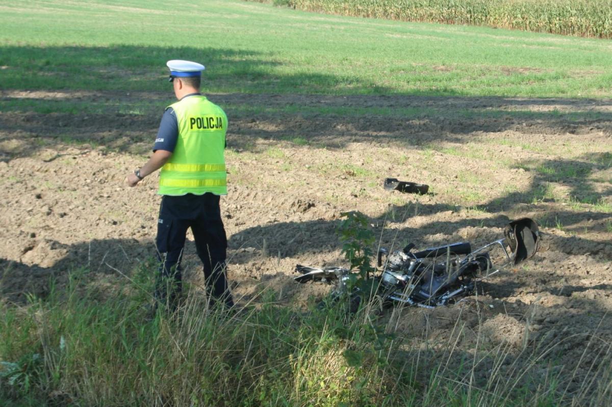 Śmiertelny wypadek w Laskowicach. Motorowerzysta wjechał pod Volkswagena