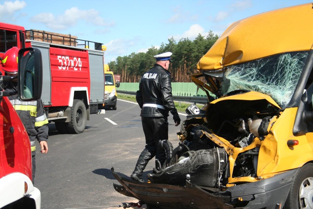 Kierowca zasnął na autostradzie i uderzył w tył ciężarówki [ZDJĘCIA]