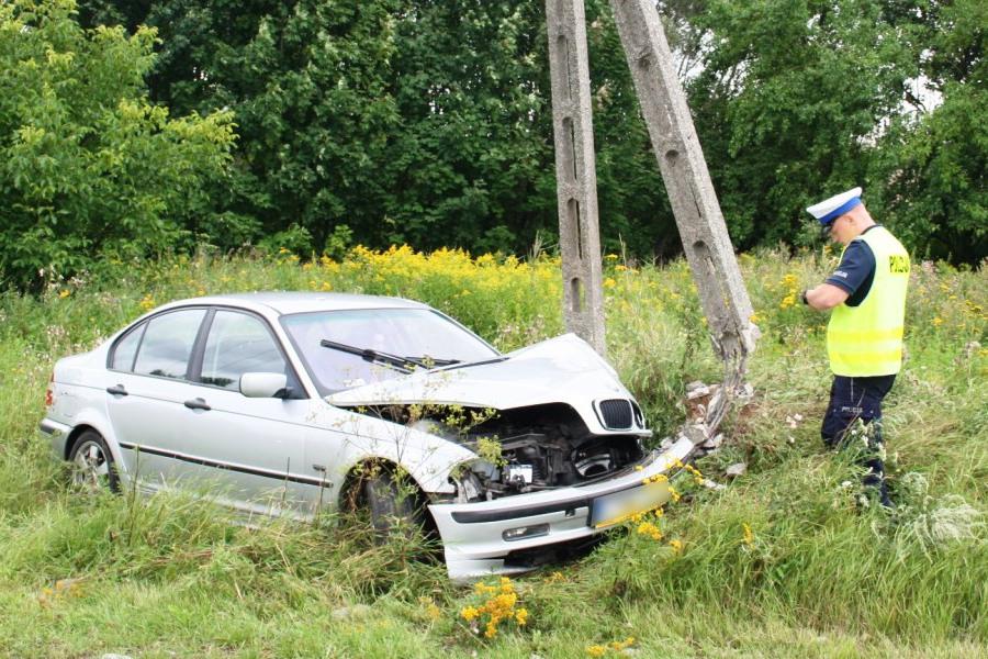 24-latek nie zapanował nad BMW i po wyjściu z łuku wjechał w słup energetyczny [ZDJĘCIA]