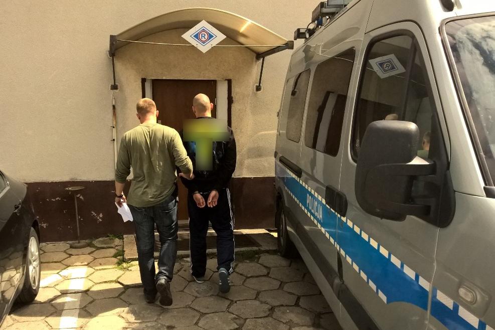 W czwórkę pobili i okradli właściciela domu. Policja cały czas szuka dwóch napastników z gminy Jeżewo