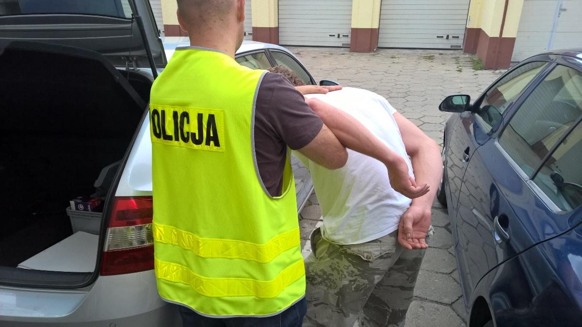 Po północy pijany 23-latek wybił szybę w sklepie. Teraz może spędzić aż 5 lat w więzienu