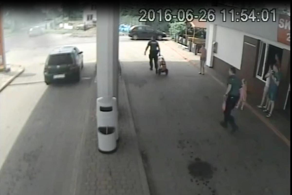 Ekspresowa akcja: świeccy policjanci zgasili płonący na stacji benzynowej samochód [WIDEO]