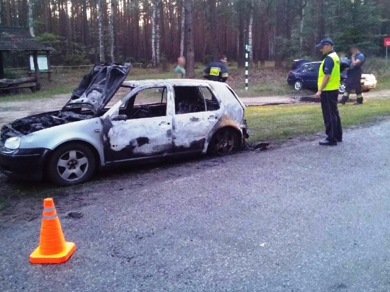 Mieszkanka Świecia spowodowała wypadek w Pięćmorgach. Auto spłonęło doszczętnie