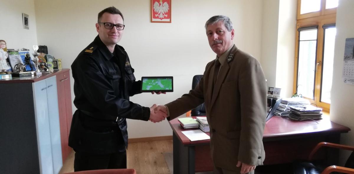 Nowe technologie w walce z pożarami lasów. Leśnicy przekazali strażakom tablety